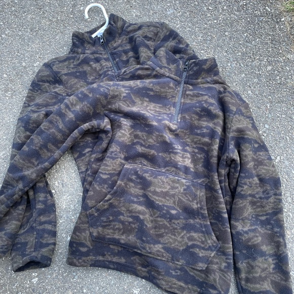 Two identical boys fleece camo sweaters - Picture 5 of 5